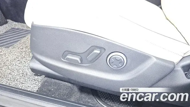 Genesis GV70 2023 — ფოტო 30/34