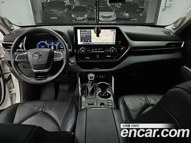 Toyota Highlander 2023 — ფოტო 14/19