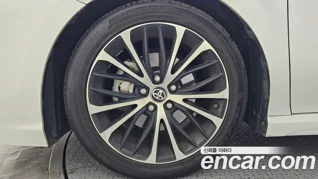 Toyota Camry 2020 — ფოტო 6/32