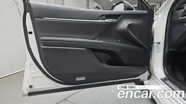 Toyota Camry 2020 — ფოტო 14/32