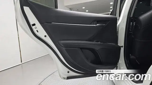 Toyota Camry 2020 — ფოტო 3/32