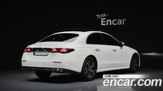 Mercedes-Benz E-Class 2025 — Photo 1/20
