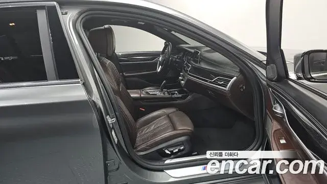BMW 7 Series 2018 — Фото 11/20