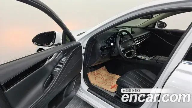 Genesis Electrified G80 2022 — Photo 10/20