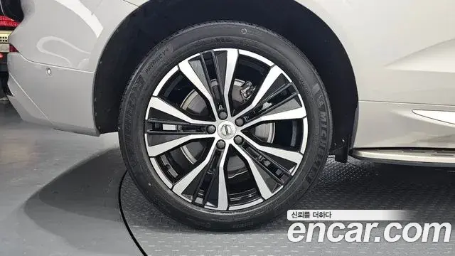 Volvo XC60 2022 — ფოტო 5/20