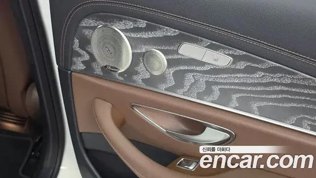 Mercedes-Benz E-Class 2022 — Photo 18/20