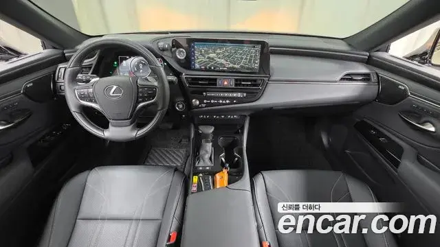 Lexus ES300h 2023 — Photo 7/20