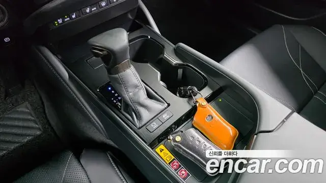 Lexus ES300h 2023 — Photo 9/20