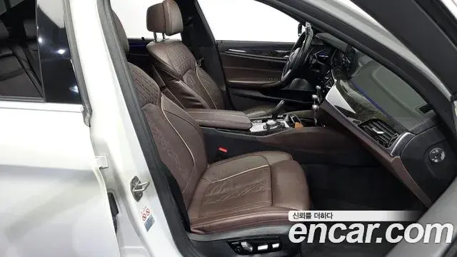BMW 5 Series 2018 — Фото 11/20