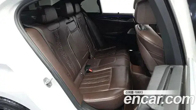 BMW 5 Series 2018 — Фото 12/20