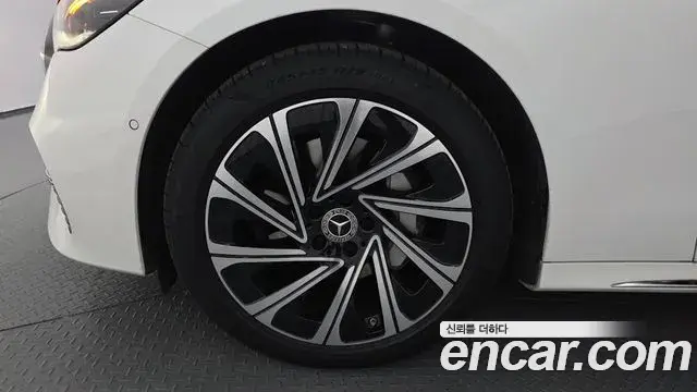 Mercedes-Benz E-Class 2025 — Photo 5/20