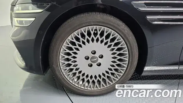 Genesis Electrified G80 2022 — Photo 5/20