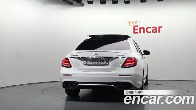 Mercedes-Benz E-Class 2019 — Photo 4/20
