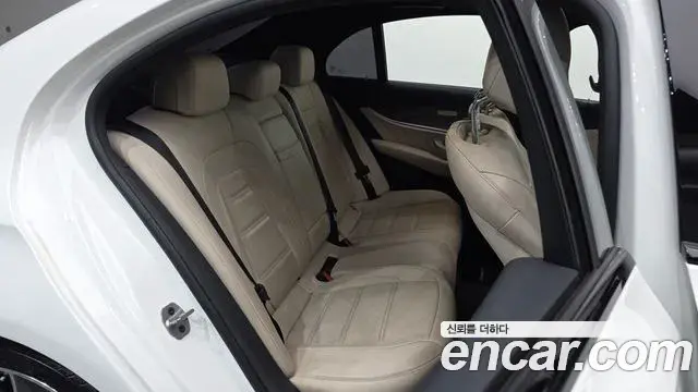 Mercedes-Benz E-Class 2019 — Photo 11/20