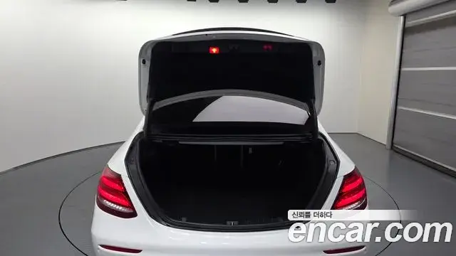 Mercedes-Benz E-Class 2019 — Photo 20/20