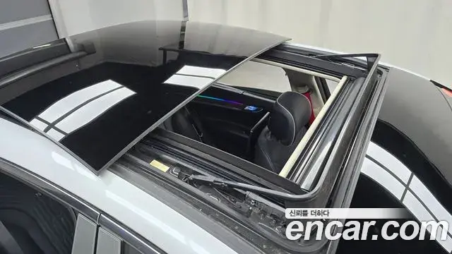 Genesis Electrified G80 2024 — Photo 17/20