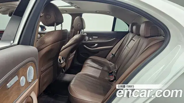 Mercedes-Benz E-Class 2018 — Şəkil 17/20