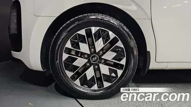 Hyundai Staria 2023 — Photo 5/20