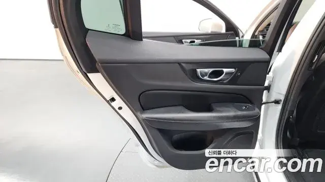 Volvo S60 2020 — ფოტო 8/36