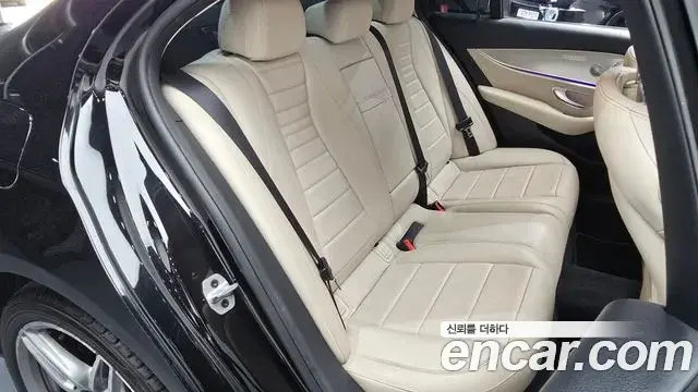 Mercedes-Benz E-Class 2018 — Photo 1/20