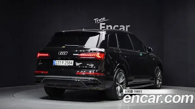 Audi Q7 2023 — Photo 2/20