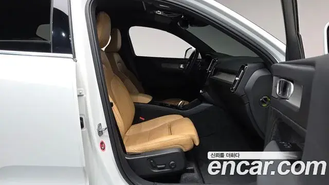 Volvo XC40 2021 — Photo 19/31