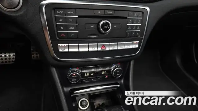 Mercedes-Benz GLA-Class 2018 — Şəkil 20/32