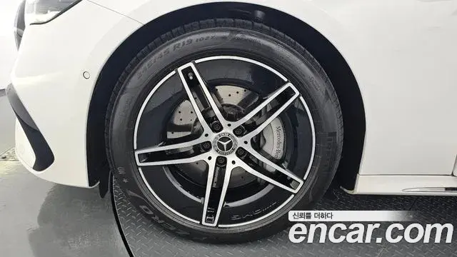 Mercedes-Benz E-Class 2025 — Photo 5/20