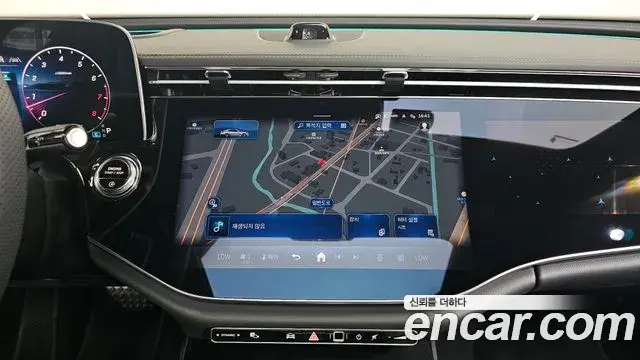 Mercedes-Benz E-Class 2025 — Photo 12/20
