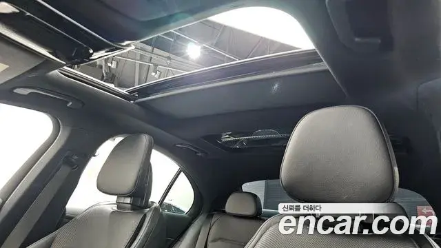Mercedes-Benz E-Class 2025 — Photo 15/20