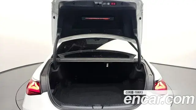 Mercedes-Benz E-Class 2025 — Photo 17/20