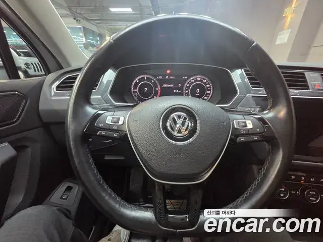 Volkswagen Tiguan 2018 — Şəkil 16/18