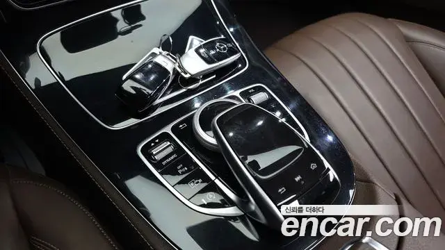 Mercedes-Benz E-Class 2019 — Photo 3/20