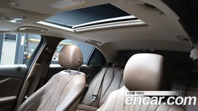 Mercedes-Benz E-Class 2019 — Photo 11/20