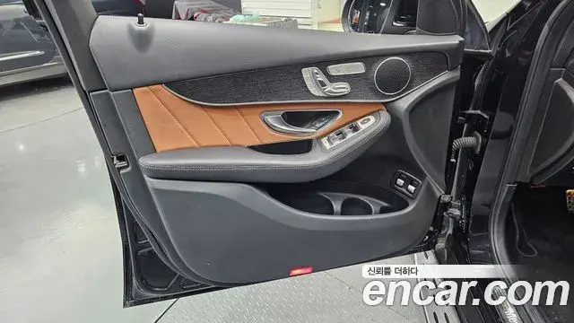 Mercedes-Benz GLC-Class 2021 — Photo 12/32