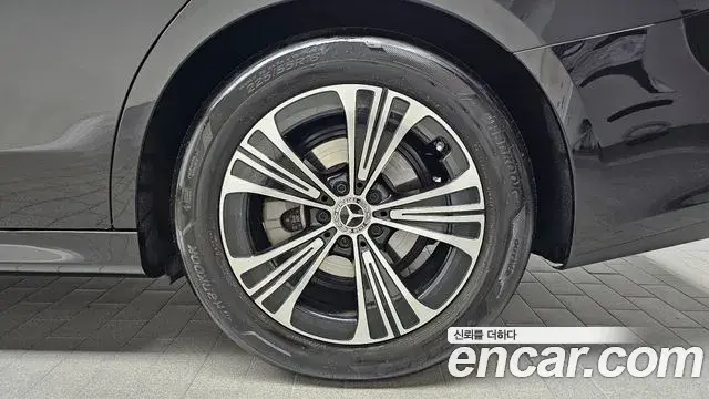 Mercedes-Benz E-Class 2024 — Photo 15/30