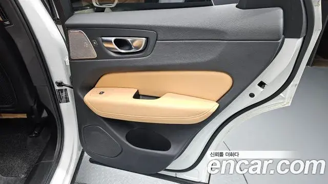 Volvo XC60 2021 — Şəkil 29/32