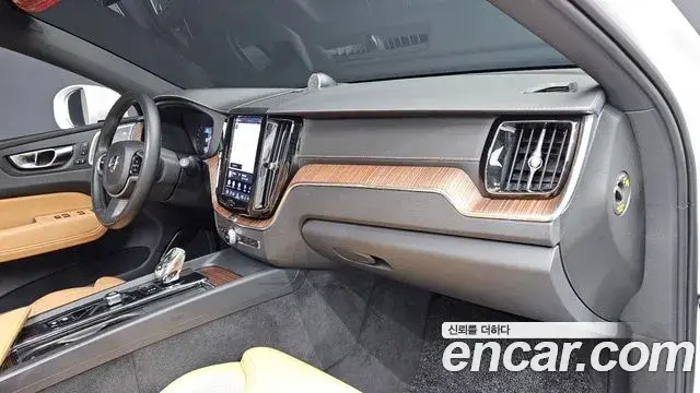 Volvo XC60 2021 — Şəkil 9/32