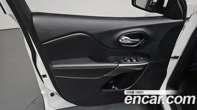 Jeep Cherokee 2021 — Photo 20/35