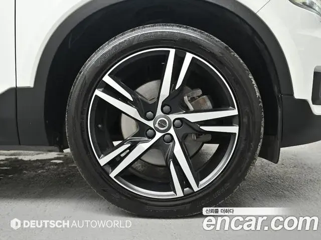 Volvo XC40 2019 — Şəkil 18/20