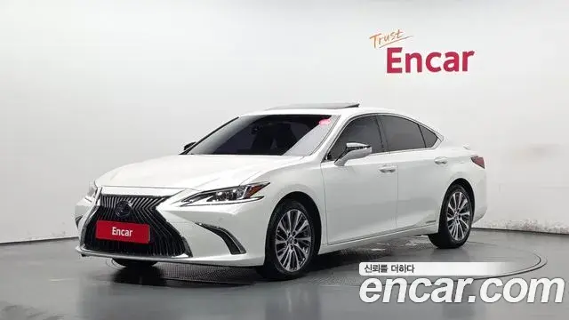 Lexus ES300h 2019 — Фото 1/20
