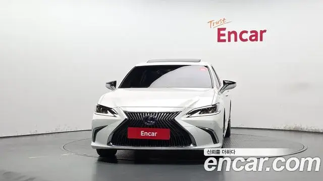 Lexus ES300h 2019 — Фото 3/20