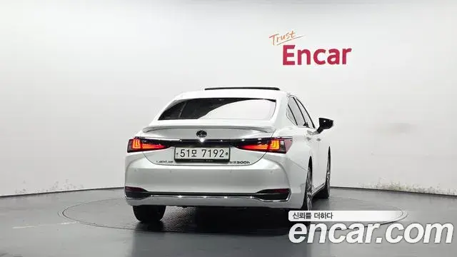 Lexus ES300h 2019 — Фото 4/20