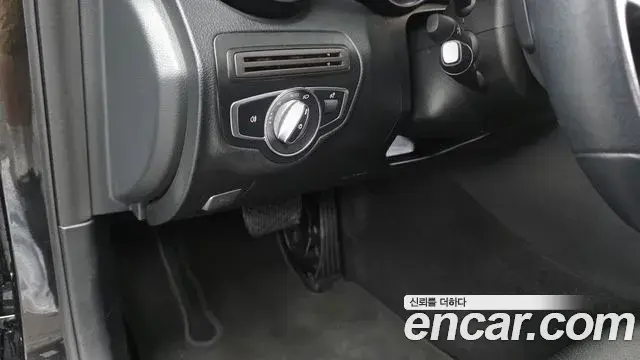 Mercedes-Benz C-Class 2018 — Şəkil 18/20