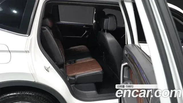 Volkswagen Tiguan Allspace 2023 — Фото 12/20