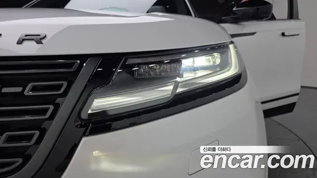 Land Rover Range Rover Velar 2026 — Photo 17/20