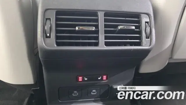 Land Rover Range Rover Velar 2026 — Photo 18/20