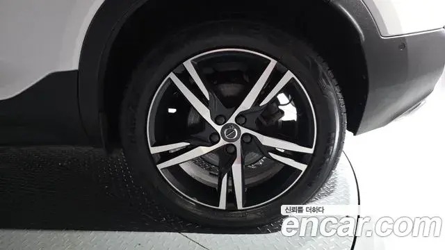 Volvo XC40 2018 — Şəkil 13/41