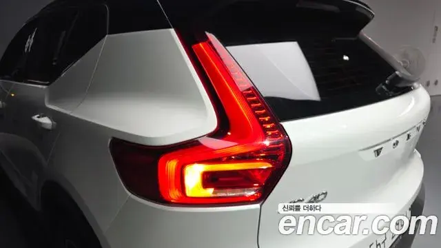 Volvo XC40 2018 — Şəkil 20/41