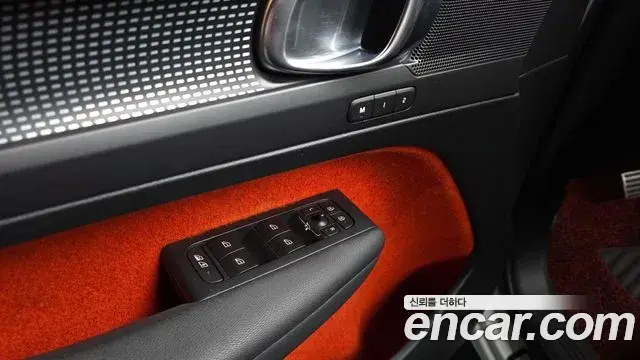 Volvo XC40 2018 — Şəkil 9/41